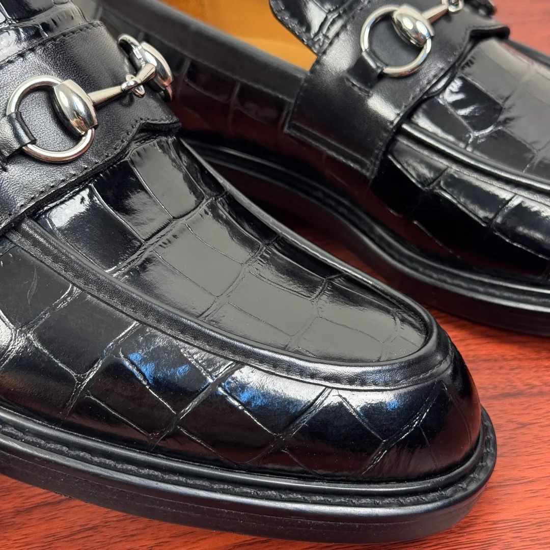 Batch 980 Gucci/Gucci new men's loafers with horsebit buckle! These classic loafers, embellished with a horsebit buckle, embody timeless elegance and pay homage to the brand's rich heritage. The carefully crafted leather sole and semi-circular toe inject new charm into the entire design. Iconic accessories and metal buckle finishes complement each other, classic loose fit, solid color leather highlights the simple and rustic temperament. Select high-quality leather. Pay attention to the details of the leather material. The texture is bright. The leather has excellent toughness. It is soft, comfortable and durable. The dyed calfskin lining has uniform and fine holes, soft and comfortable. The thickened leather outsole and the composite rubber bottom sheet at the heel are extremely comfortable, wear-resistant and non-slip. It is the first choice for light weight. It is versatile and luxurious, and comes with a full set of packaging! Size: 39-40-41-42-43-44 leather shoe size (38.45.46 can be customized) Item number: 812158 Black embossed